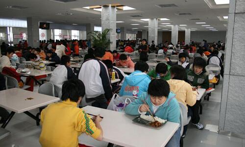 廣東三部門聯合發文嚴禁學校食堂分包轉包，每餐須有校方人員陪餐